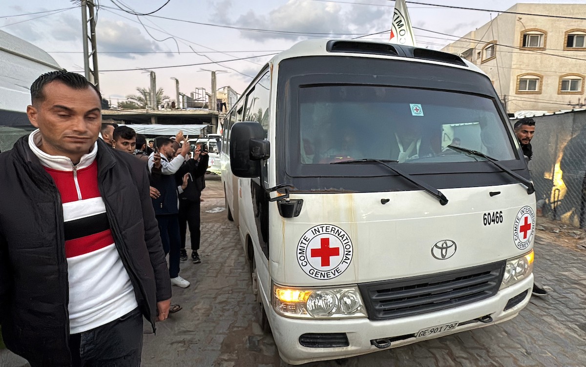 ُنقل أسرى فلسطينيون أُفرج عنهم من قبل الجيش الإسرائيلي إلى مستشفى شهداء الأقصى لإجراء فحوصات طبية، دير البلح، بتاريخ 17 ديسمبر/كانون الأول 2025. (صورة: أحمد إبراهيم/وكالة الأنباء الفلسطينية)