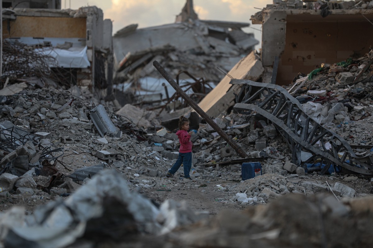 يواصل الفلسطينيون النازحون حياتهم اليومية في ظل ظروف صعبة داخل خيام النزوح المنتشرة وسط الدمار في حي الزيتون، جنوب شرق مدينة غزة، في 9 ديسمبر/كانون الأول 2025. تصوير: عمر أشتوي