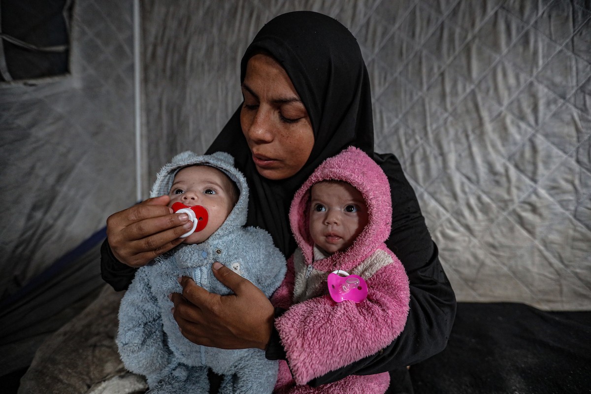 عائلة فلسطينية نازحة مكونة من ستة أفراد  تكافح وسط ظروف غير إنسانية من أجل حماية أطفالها من أجواء الشتاء القارس في  خيمة مهترئة بملعب اليرموك في مدينة غزة، 29 ديسمبر/كانون الأول 2025 صورة: عمر أشتوي