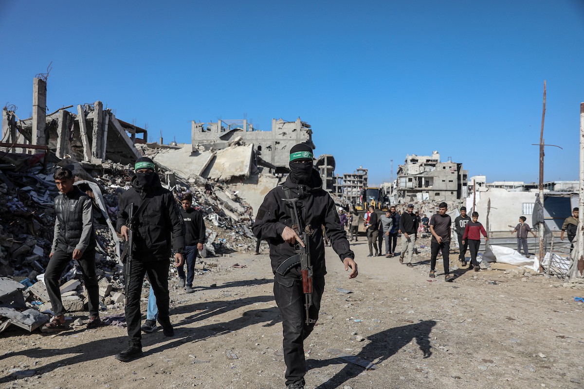 تُجري كتائب القسام واللجنة الدولية للصليب الأحمر ووفد مصري جهود بحث لانتشال جثث أسرى إسرائيليين في جباليا شمال قطاع غزة في الأول من ديسمبر/كانون الأول 2025