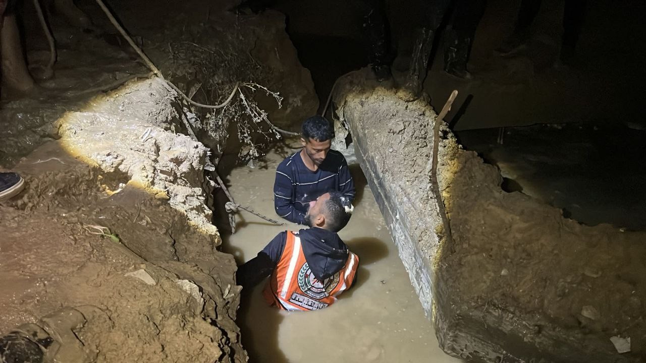 طواقم الدفاع المدني بمحافظة الشمال تحاول انتشال الطفل من داخل بئر مياه بمنطقة السوادنية. 2.jpg