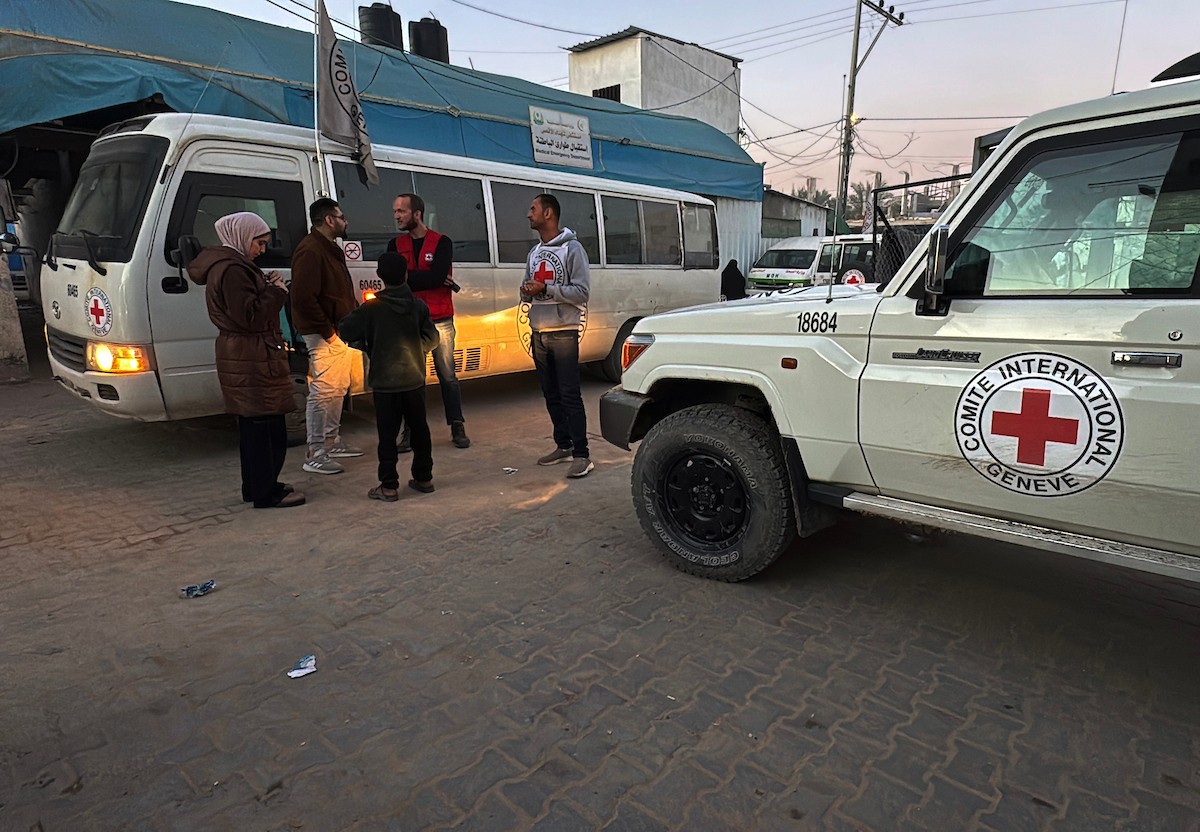 نقل أسرى فلسطينيين أفرج عنهم الجيش الإسرائيلي بواسطة سيارات تابعة للصليب الأحمر إلى مستشفى شهداء الأقصى لإجراء فحوصات طبية في دير البلح، وسط قطاع غزة، في 21 ديسمبر/كانون الأول 2025. (صورة: أحمد إبراهيم/ apa)