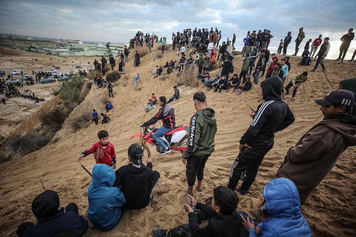 شبان فلسطينيون يركبون الدراجات النارية على الكثبان الرملية في بلدة الزهراء، بعد انقطاع دام عامين عن هذه الرياضة بسبب الحرب واحتلال الجيش الإسرائيلي للمنطقة المعروفة سابقا بمحور