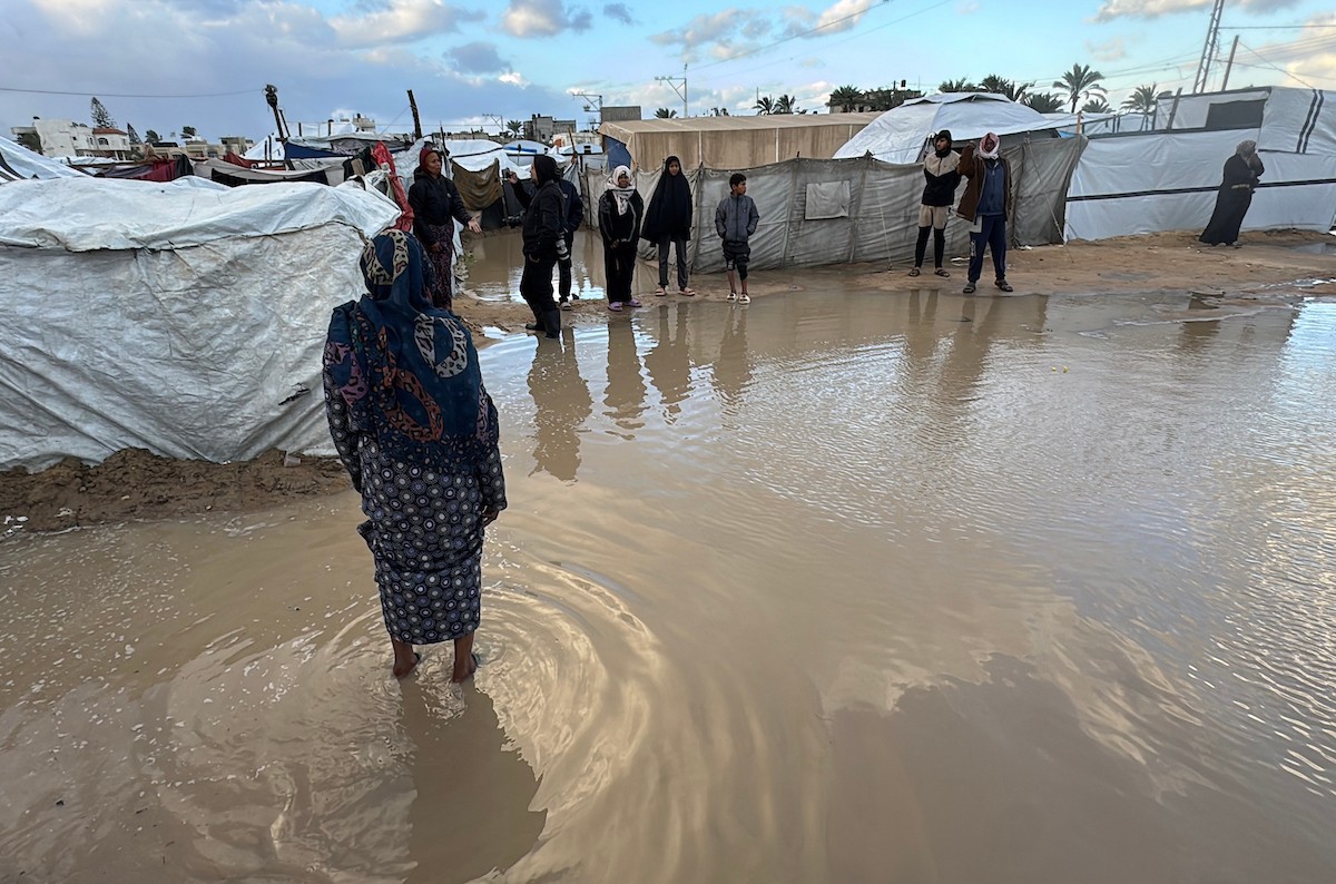يُكافح الفلسطينيون النازحون، المقيمون في خيام مؤقتة، من أجل البقاء في ظل ظروف قاسية، حيث تجتاح الأمطار والعواصف الشديدة دير البلح، وسط قطاع غزة، في 28 ديسمبركانون الأول 2025. صورة أحمد إبراهيم(APA)