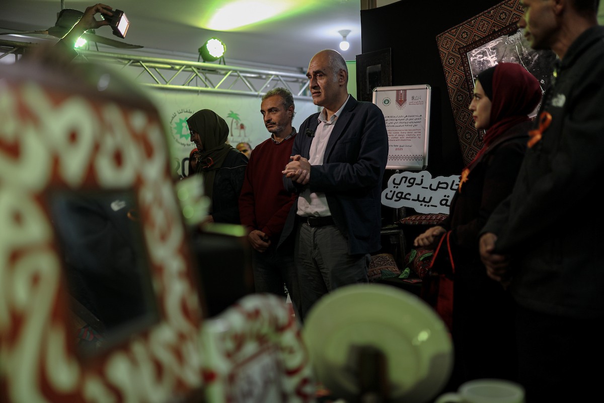 فلسطينيون يحضرون معرضًا يعرض منتجات يدوية من صنع مجموعة من الحرفيين الصم في مدينة غزة