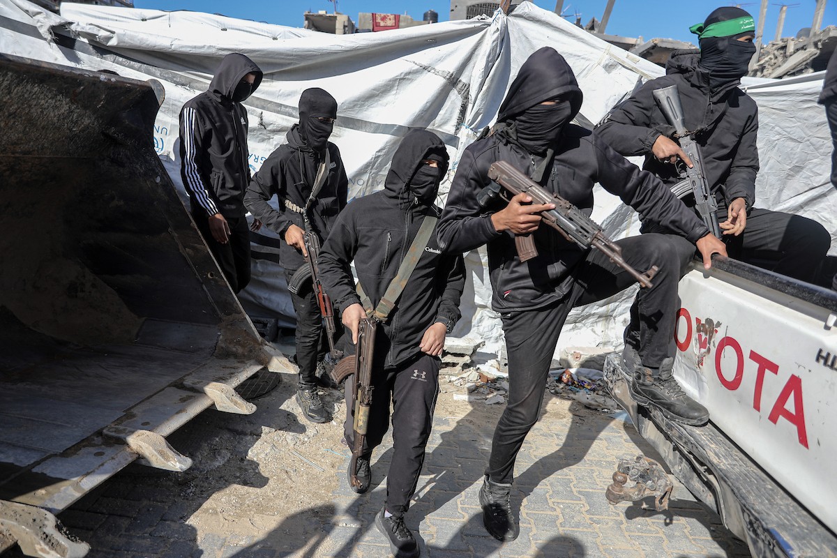 تُجري كتائب القسام واللجنة الدولية للصليب الأحمر ووفد مصري جهود بحث لانتشال جثث أسرى إسرائيليين في جباليا شمال قطاع غزة في الأول من ديسمبر/كانون الأول 2025