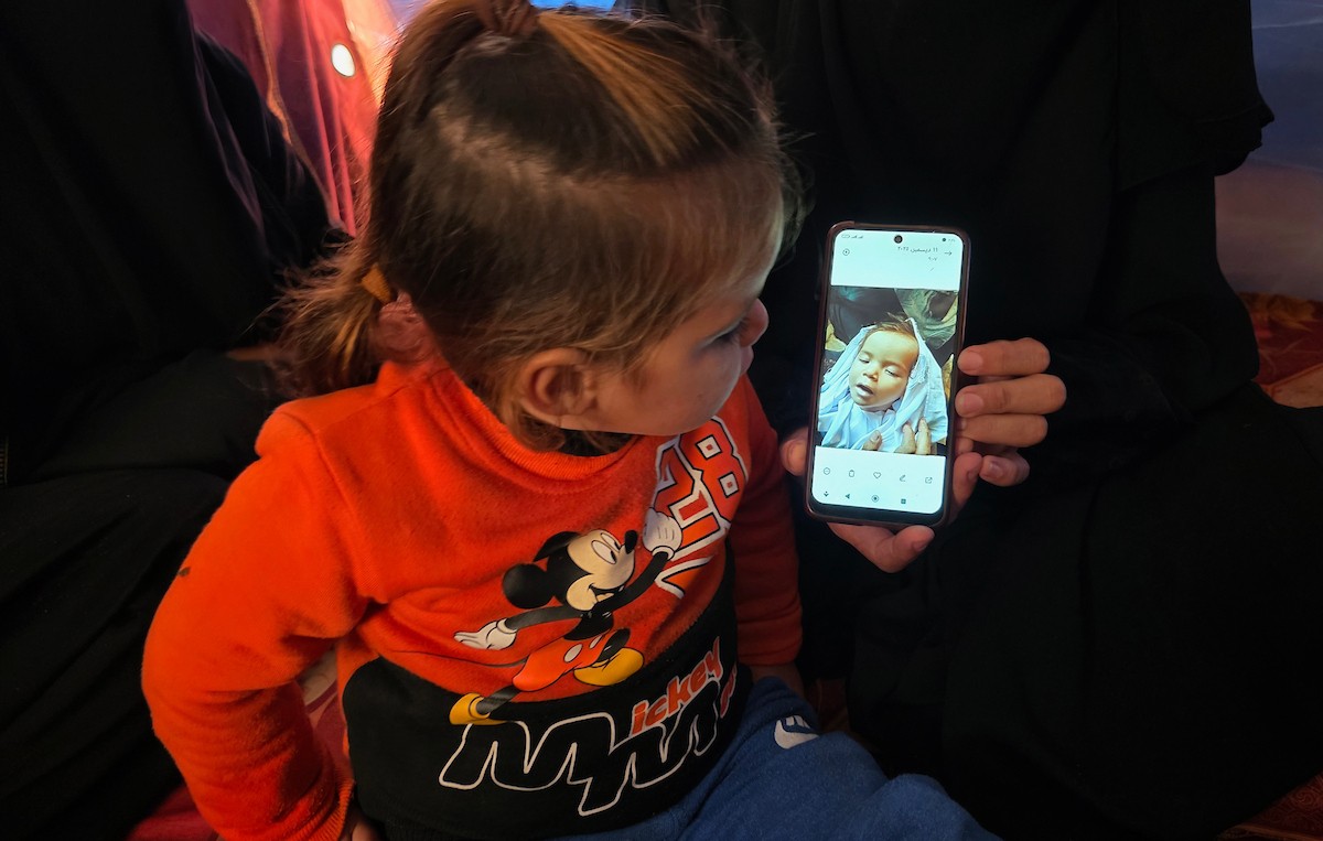 تروي عائلة الرضيعة الفلسطينية رهف أبو جزر الساعات الأخيرة من حياتها قبل وفاتها، بعد أن عانت من البرد القارس والأمطار الغزيرة في خيمة لجأوا إليها في خان يونس، جنوب قطاع غزة. ١٢ ديسمبر/كانون الأول ٢٠٢٥. صور: طارق محمد