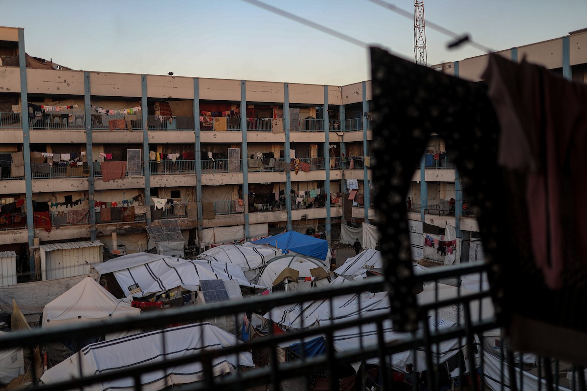 يواصل الفلسطينيون حياتهم اليومية في ظل ظروف صعبة في مدارس الأونروا بمدينة غزة في الأول من ديسمبر/كانون الأول 2025