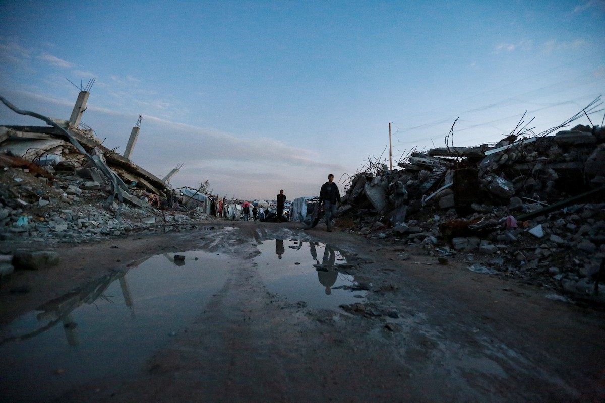 يحاول الفلسطينيون الحفاظ على حياتهم اليومية في مبانٍ مدمرة جزئيًا بعد أن غمرت الأمطار الغزيرة الخيام التي تؤوي نازحين في جباليا، شمال قطاع غزة، في 14 ديسمبر/كانون الأول 2025. صور: عمر أشتوي