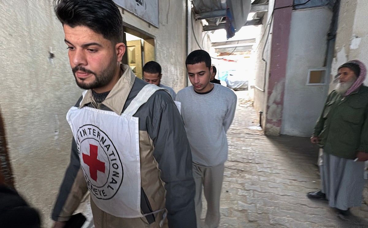 نقل أسرى فلسطينيين أفرج عنهم الجيش الإسرائيلي بواسطة سيارات تابعة للصليب الأحمر إلى مستشفى شهداء الأقصى لإجراء فحوصات طبية في دير البلح، وسط قطاع غزة، بتاريخ 28 ديسمبر/كانون الأول 2025. تصوير: أحمد إبراهيم