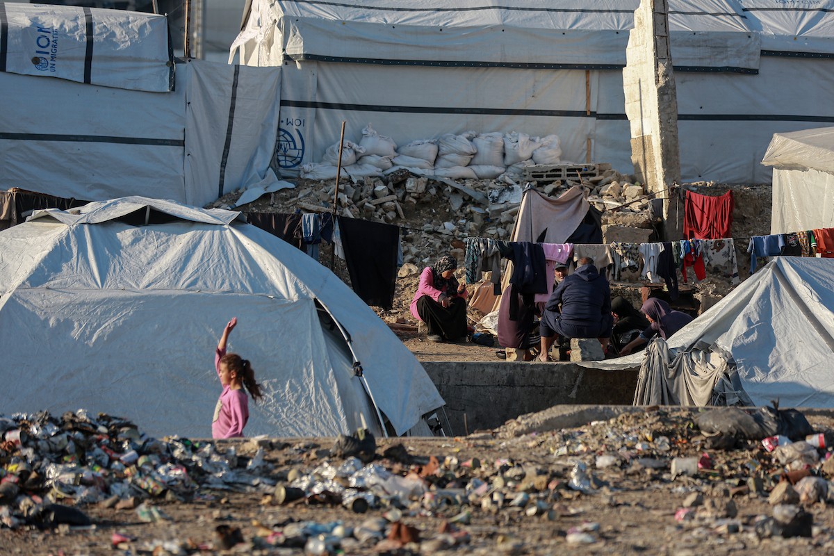 خيام قرب مكب نفايات في حي اليرموك بمدينة غزة،20 ديسمبر/كانون الأول 2025. صورة: عمر أشتوي
