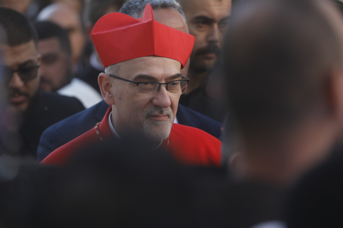 البطريرك اللاتيني للقدس، الكاردينال الإيطالي بييرباتيستا بيتسابالا يستقبل الحجاج والسياح لدى وصوله لترؤس قداس منتصف الليل في كنيسة المهد بمدينة بيت لحم، 24 ديسمبر/كانون الأول 2025،  (صور: مأمون وزواز/ apa)