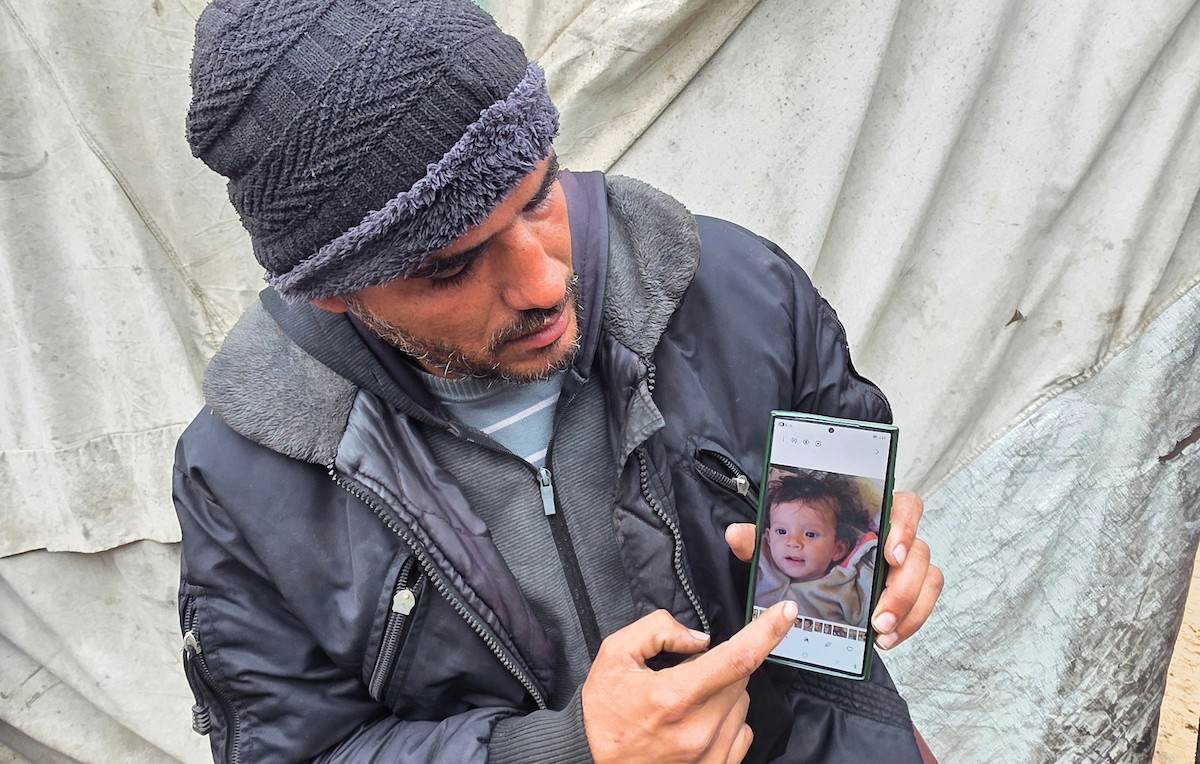 تروي عائلة الرضيعة الفلسطينية رهف أبو جزر الساعات الأخيرة من حياتها قبل وفاتها، بعد أن عانت من البرد القارس والأمطار الغزيرة في خيمة لجأوا إليها في خان يونس، جنوب قطاع غزة. ١٢ ديسمبر/كانون الأول ٢٠٢٥. صور: طارق محمد