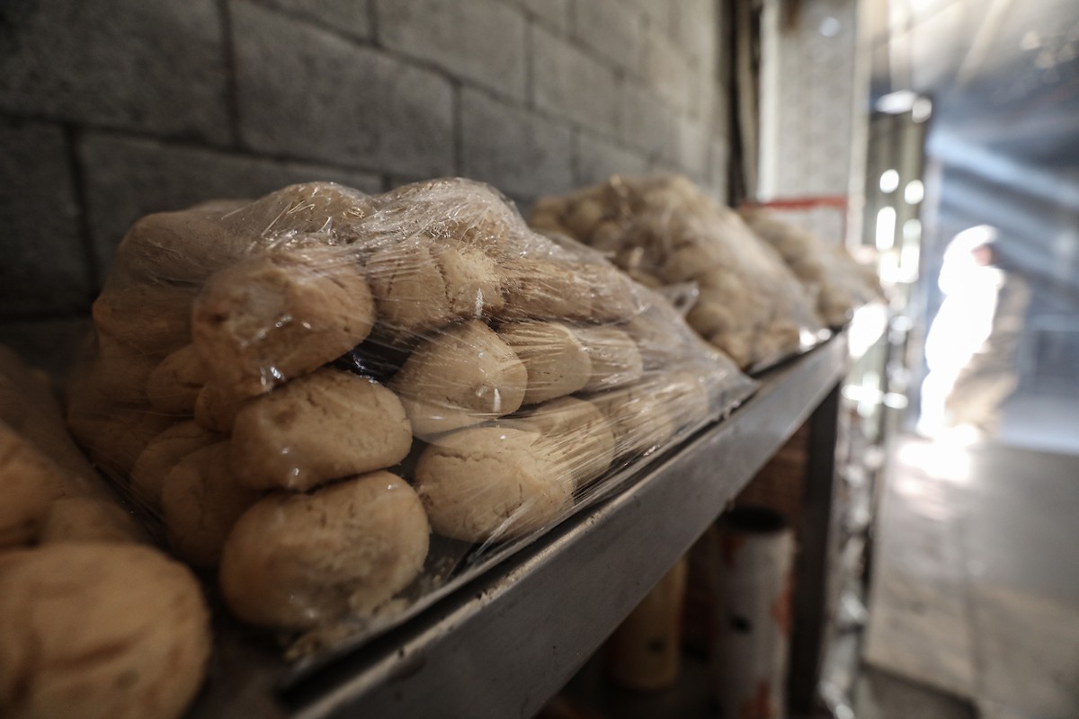 عمال فلسطينيون يعيدون تشغيل أحد أقدم المخابز في مخيم النصيرات للاجئين بعد إغلاقه لمدة عامين بسبب الحرب (29).jpg