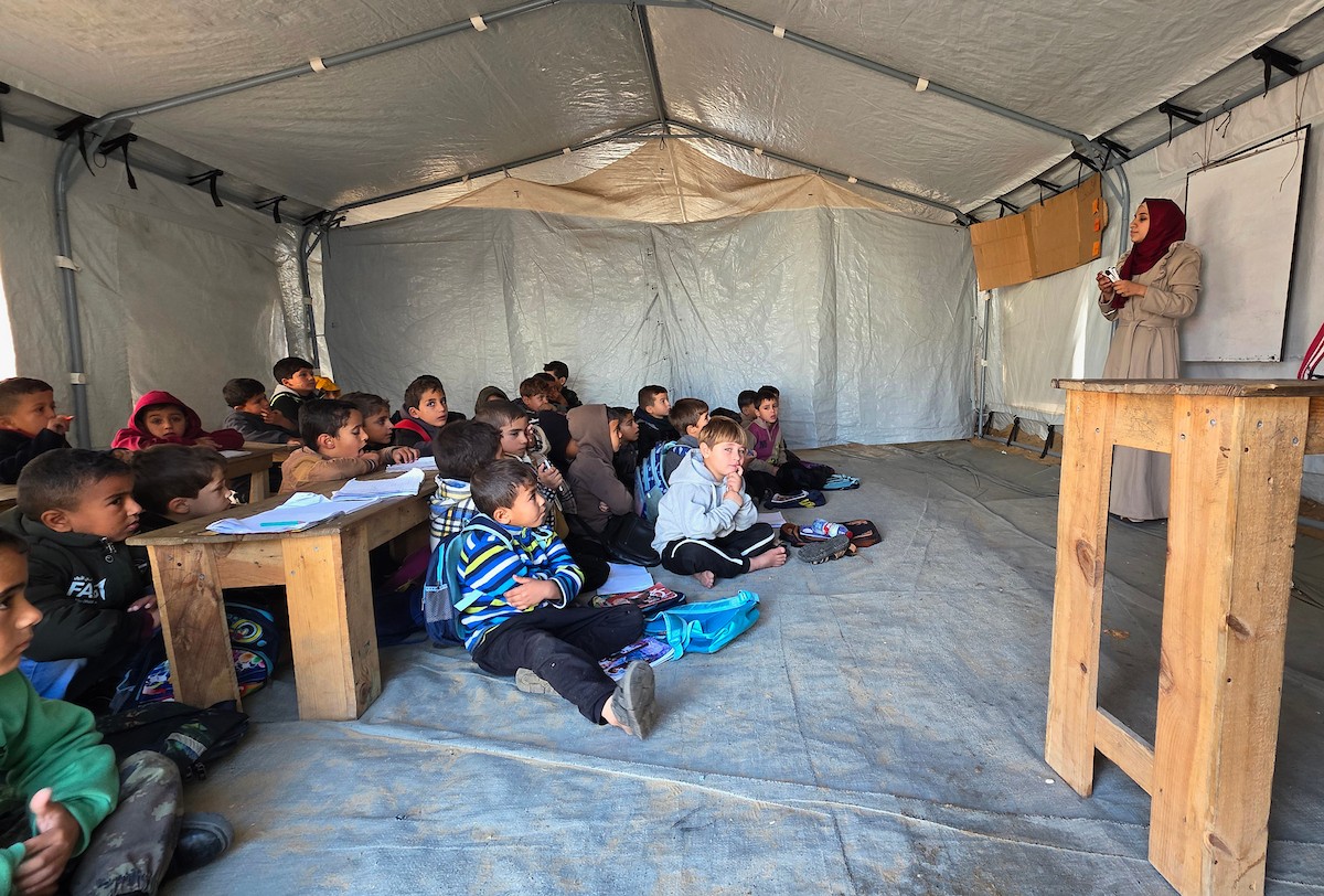 يدرس الطلاب داخل 