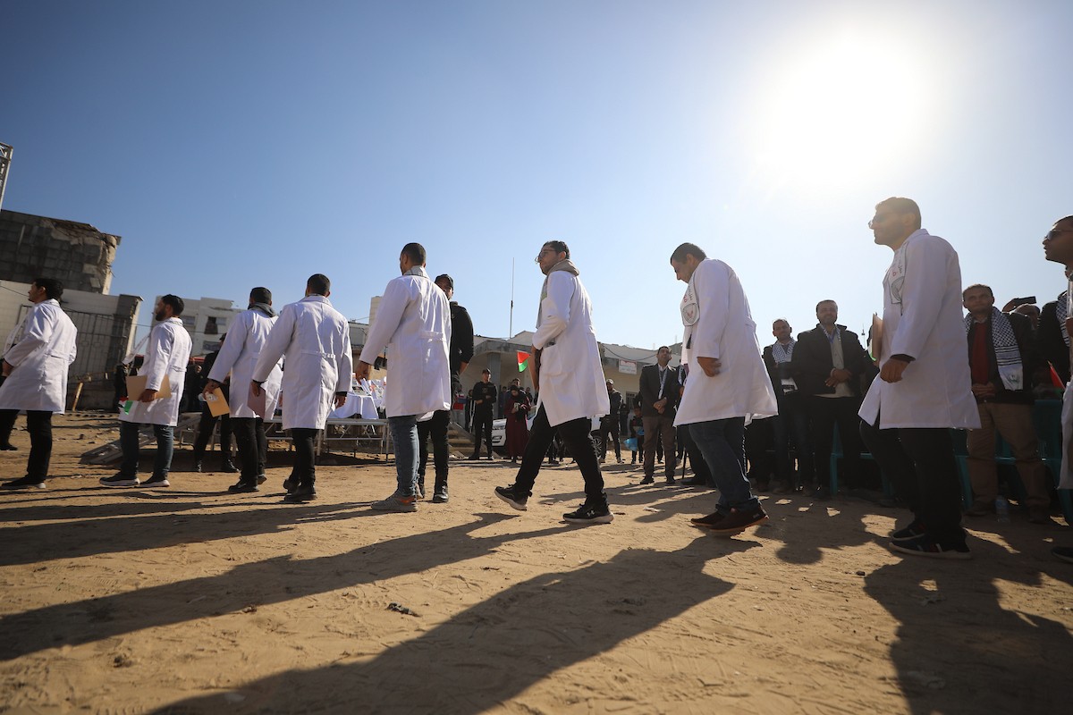 حفل تخرج للأطباء الحاصلين على البورد الفلسطيني في ساحة  الشفاء بمدينة غزة، 25 ديسمبر/كانون الأول 2025.تصوير: عمر أشتوي