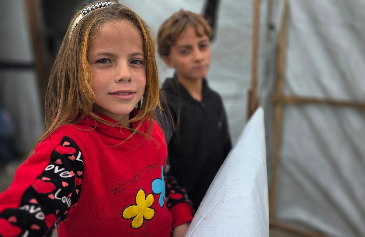 أطفالٌ نجوا من الحرب، تيتموا عن آبائهم وأمهاتهم، يتطلعون إلى عام ٢٠٢٦ بأملٍ كبير، حاملين أحلامًا بسيطة بسلامٍ آمنٍ ودائم، خان يونس، جنوب قطاع غزة، ٣٠ ديسمبر ٢٠٢٥، تصوير: طارق محمد (APA )