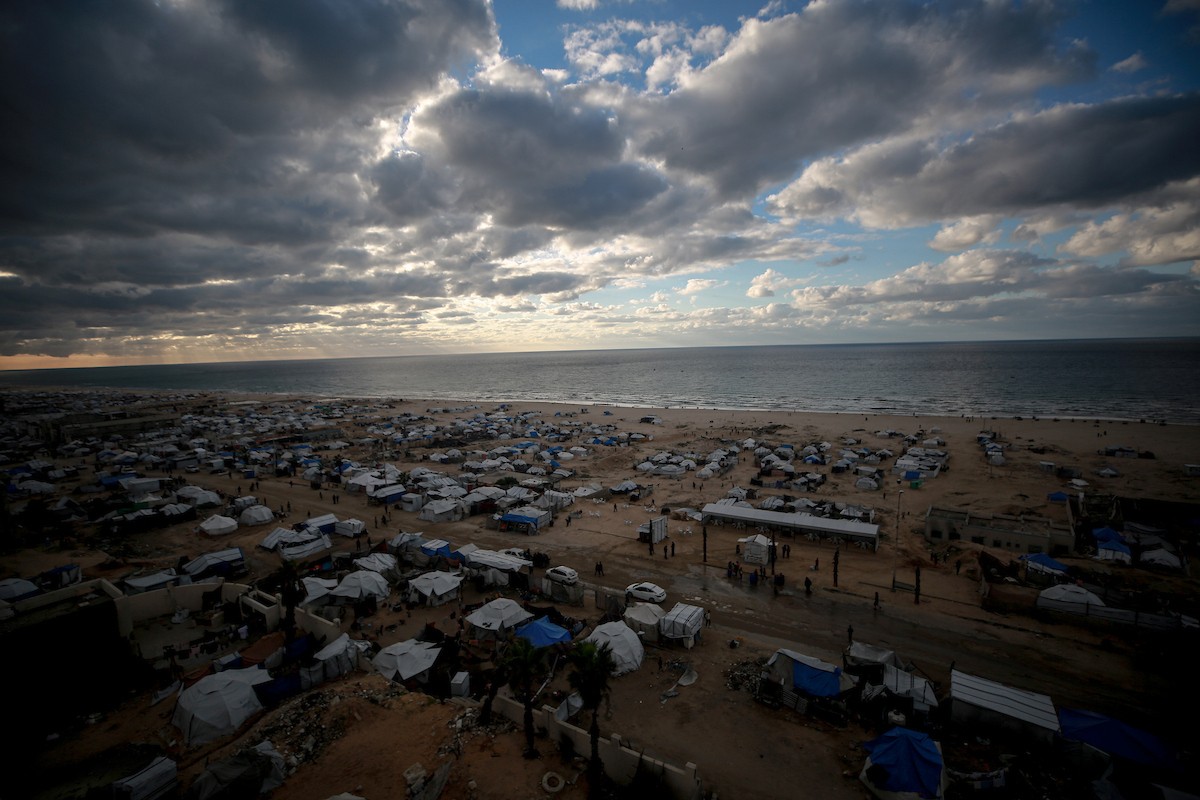 مشاهد عامة لخيام النازحين الفلسطينيين على شاطئ مدينة غزة، 19 ديسمبر/كانون الأول 2025، تصوير: عمر أشتوي