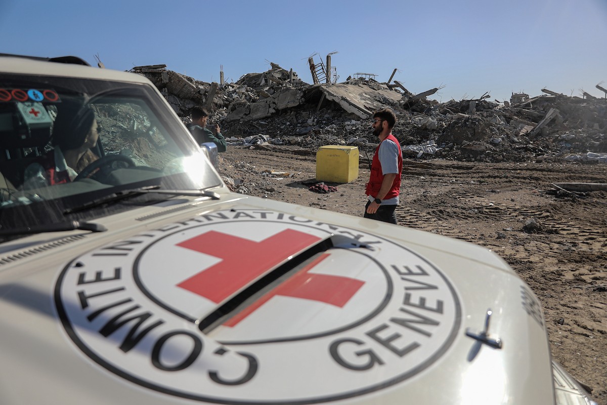 تُجري كتائب القسام واللجنة الدولية للصليب الأحمر ووفد مصري جهود بحث لانتشال جثث أسرى إسرائيليين في جباليا شمال قطاع غزة في الأول من ديسمبر/كانون الأول 2025