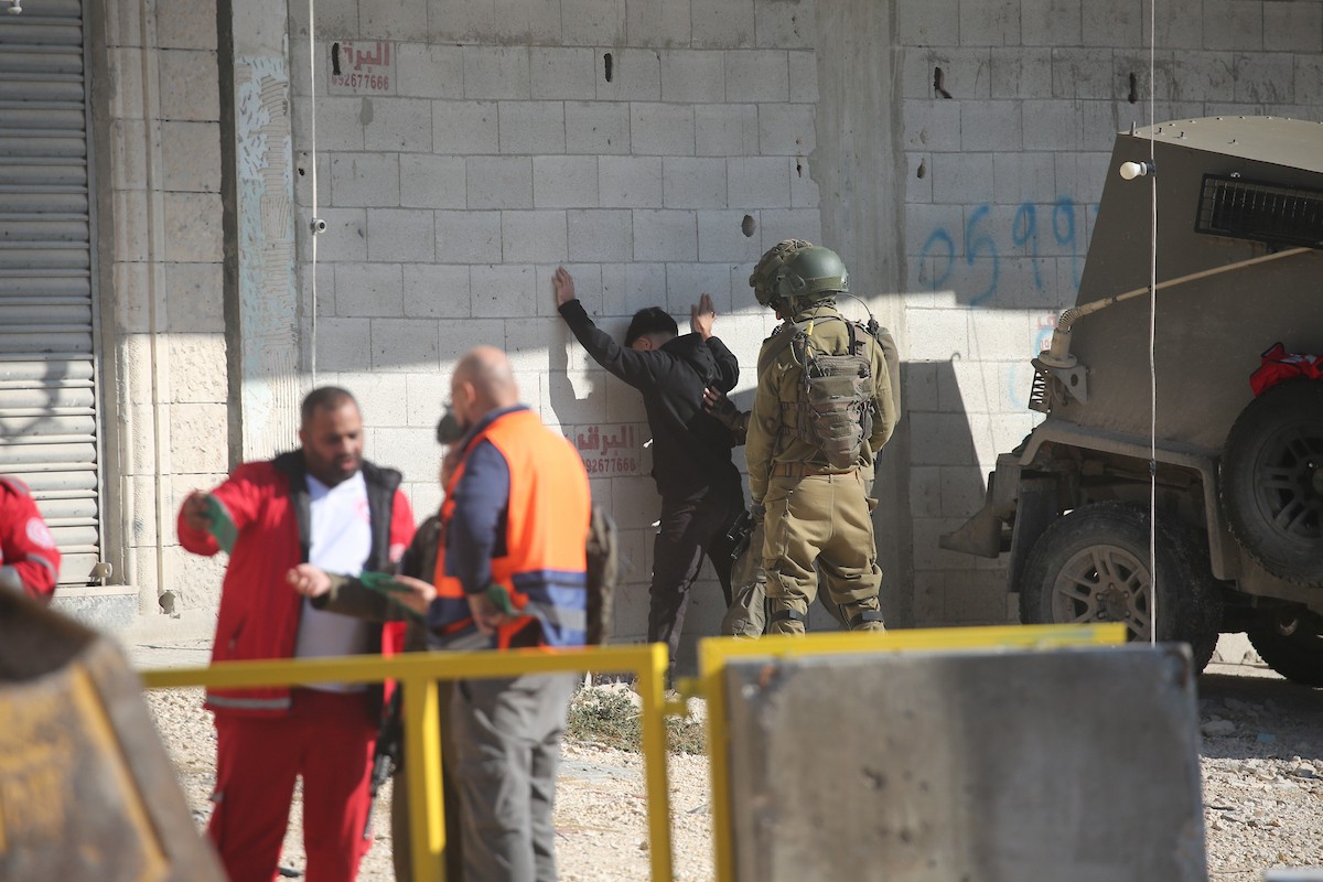 فلسطينيون يحملون أمتعتهم بعد إجبارهم على مغادرة منازلهم على يد القوات الإسرائيلية خلال مداهمة مخيم نور شمس للاجئين في طولكرم، بالضفة الغربية المحتلة، في 17 ديسمبركانون الأول 2025. صورة محمد ناصر