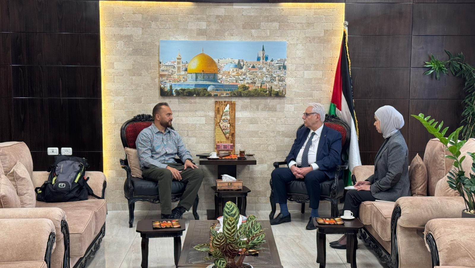د. ماجد أبو رمضان يستقبل في مكتبه برام الله السيد هيكتور كاربينترو، رئيس بعثة UK-Med في قطاع غزة.jpg