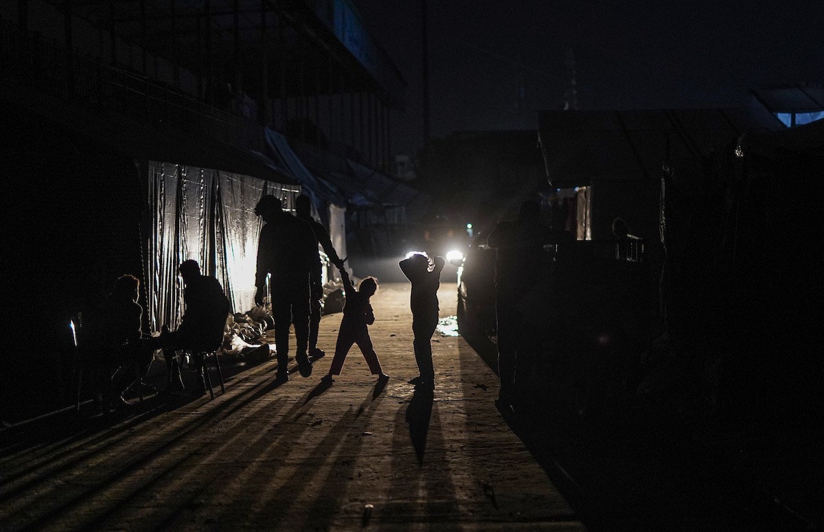 يعيش الفلسطينيون حياتهم اليومية الصعبة ليلاً في خيام نصبت في شوارع مدينة غزة، 5 ديسمبر/كانون الأول 2025.تصوير: عمر أشتوي