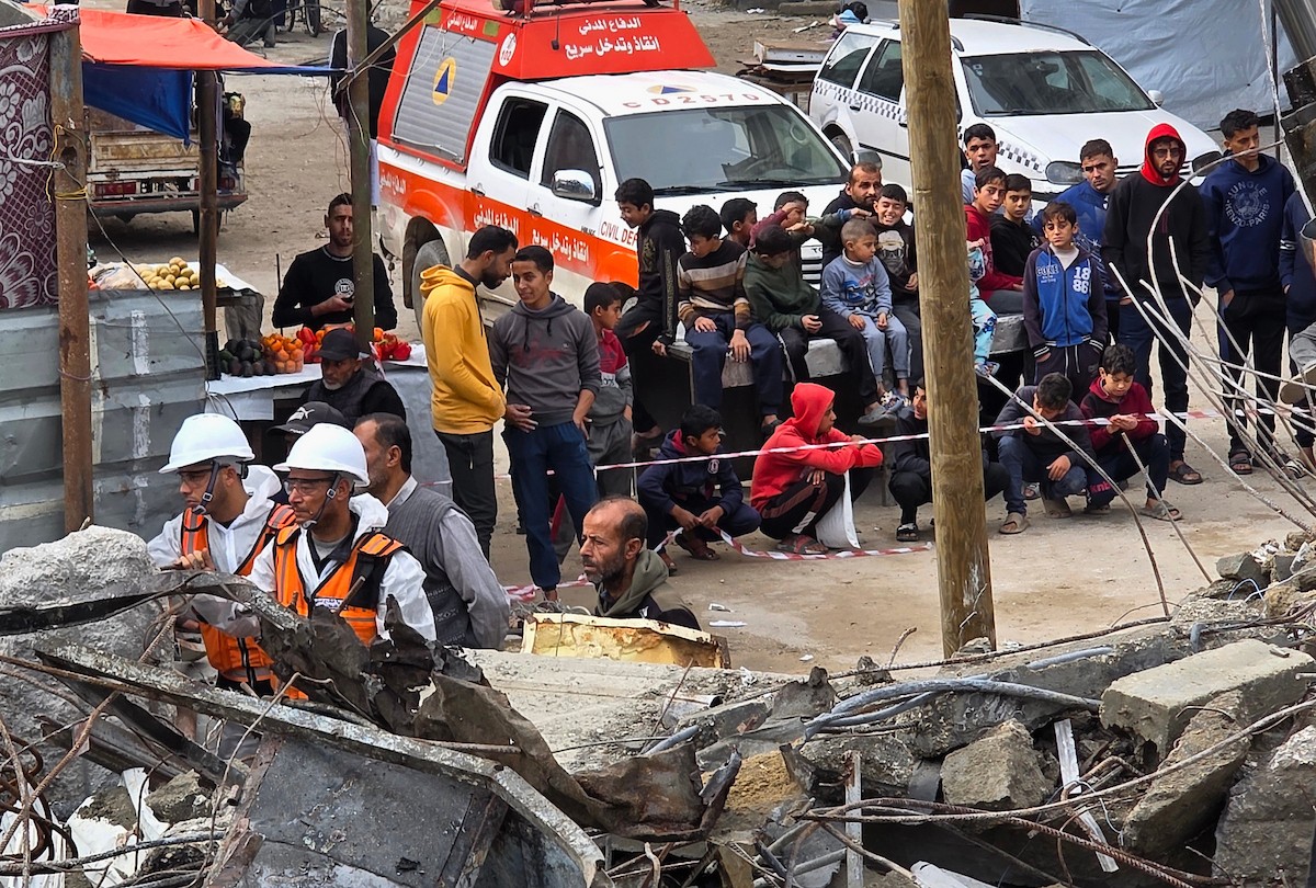 فرق الدفاع المدني تبدأ عمليات البحث عن 55 جثة تحت أنقاض 13 منزلاً دمرها القصف الإسرائيلي في خان يونس، 20 ديسمبر/كانون الأول 2025. صور: طارق محمد/ (APA )