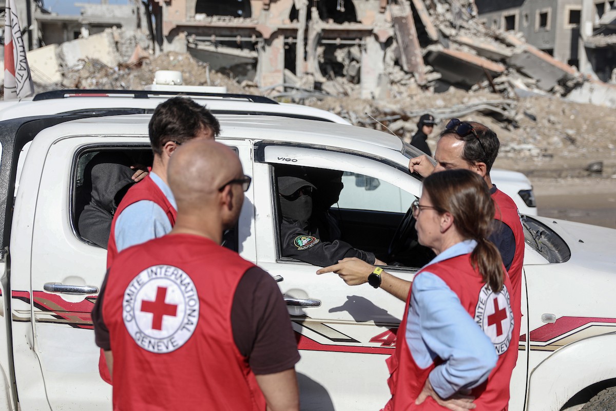 تُجري كتائب القسام واللجنة الدولية للصليب الأحمر ووفد مصري جهود بحث لانتشال جثث أسرى إسرائيليين في جباليا شمال قطاع غزة في الأول من ديسمبر/كانون الأول 2025