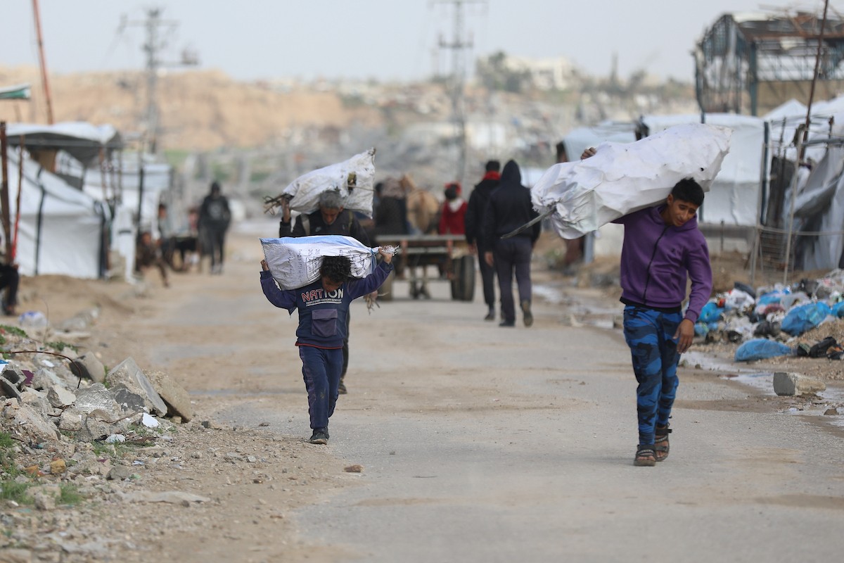 فتح الجيش الإسرائيلي مجرى وادي غزة، مما أدى إلى ارتفاع منسوب المياه إلى مستوى الجسر. وقد فاقم هذا الوضع معاناة العائلات النازحة التي كانت تقيم في خيام بالمنطقة بعد أن فاض الوادي وجرف خيامها، 29 ديسمبر/كانون الأول 2025. صورة: رمزي أبو عامر