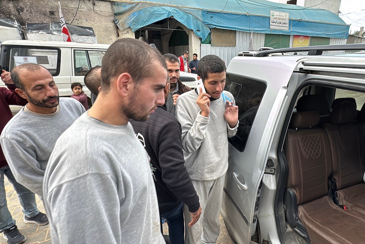 نقل أسرى فلسطينيين أفرج عنهم الجيش الإسرائيلي بواسطة سيارات تابعة للصليب الأحمر إلى مستشفى شهداء الأقصى لإجراء فحوصات طبية في دير البلح، وسط قطاع غزة، بتاريخ 28 ديسمبر/كانون الأول 2025. تصوير: أحمد إبراهيم