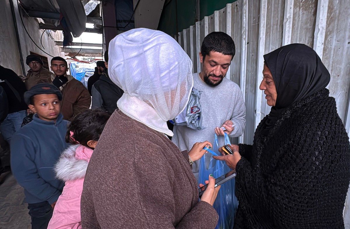 نقل أسرى فلسطينيين أفرج عنهم الجيش الإسرائيلي بواسطة سيارات تابعة للصليب الأحمر إلى مستشفى شهداء الأقصى لإجراء فحوصات طبية في دير البلح، وسط قطاع غزة، بتاريخ 28 ديسمبر/كانون الأول 2025. تصوير: أحمد إبراهيم