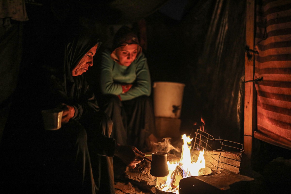 يعيش الفلسطينيون حياتهم اليومية الصعبة ليلاً في خيام نصبت في شوارع مدينة غزة، 5 ديسمبر/كانون الأول 2025.تصوير: عمر أشتوي