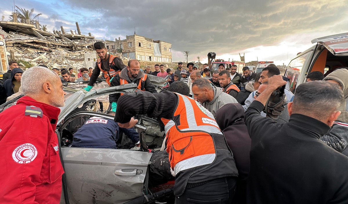 فلسطينيون يتفقدون موقع غارة إسرائيلية استهدفت سيارة على شارع لرشيد غرب مدينة غزة، 13 ديسمبر/كانون الأول 2025. صور: عمر أشتوي