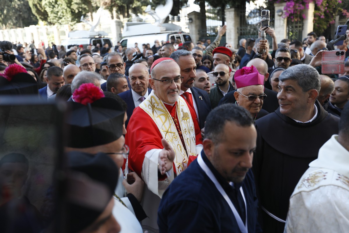 البطريرك اللاتيني للقدس، الكاردينال الإيطالي بييرباتيستا بيتسابالا يستقبل الحجاج والسياح لدى وصوله لترؤس قداس منتصف الليل في كنيسة المهد بمدينة بيت لحم، 24 ديسمبر/كانون الأول 2025،  (صور: مأمون وزواز/ apa)