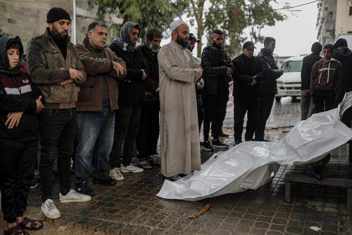 شُيّع الفلسطينيون جثامين عدد من الضحايا الذين سقطوا جراء انهيار مبانٍ متداعية بفعل الأمطار الغزيرة في مدينة غزة.تصوير: عمر أشتوي