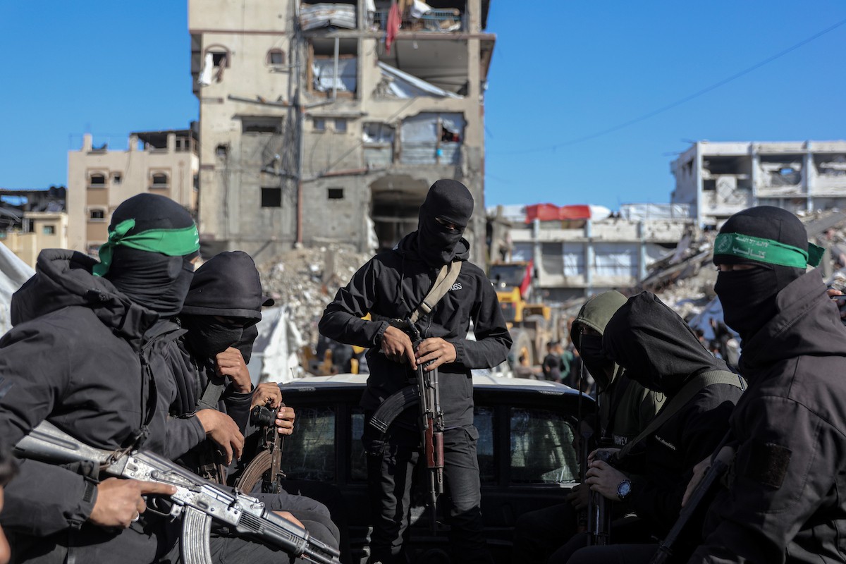 تُجري كتائب القسام واللجنة الدولية للصليب الأحمر ووفد مصري جهود بحث لانتشال جثث أسرى إسرائيليين في جباليا شمال قطاع غزة في الأول من ديسمبر/كانون الأول 2025