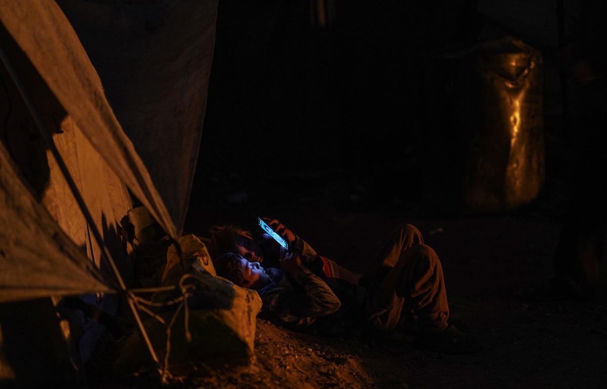 يعيش الفلسطينيون حياتهم اليومية الصعبة ليلاً في خيام نصبت في شوارع مدينة غزة، 5 ديسمبر/كانون الأول 2025.تصوير: عمر أشتوي