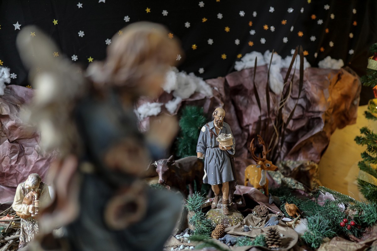 المسيحيون الفلسطينيون يزينون كنيسة دير اللاتين في مدينة غزة، في ظل الظروف الصعبة التي يمر بها القطاع المحاصر، استعدادًا لاحتفالات رأس السنة، ويواصلون استعداداتهم رغم الصعوبات التي يواجهها. 9 ديسمبر/كانون الأول 2025. تصوير: عمر أشتوي