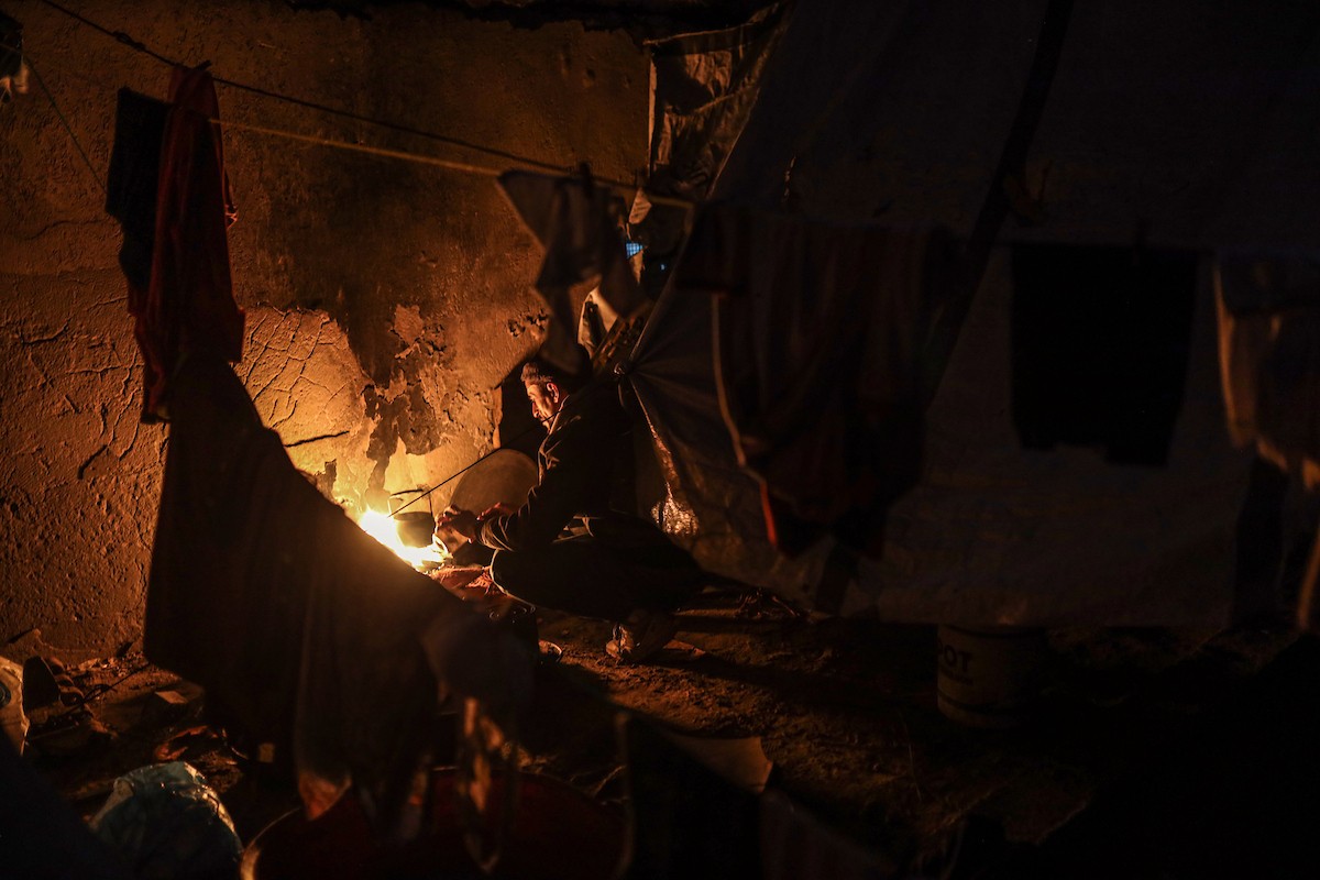 عائلات نازحة تتجمع حول النار للتدفئة في مدينة غزة في ظل الأجواء الباردة، 30 ديسمبر/كانون الأول 2025. تصوير: عمر أشتوي