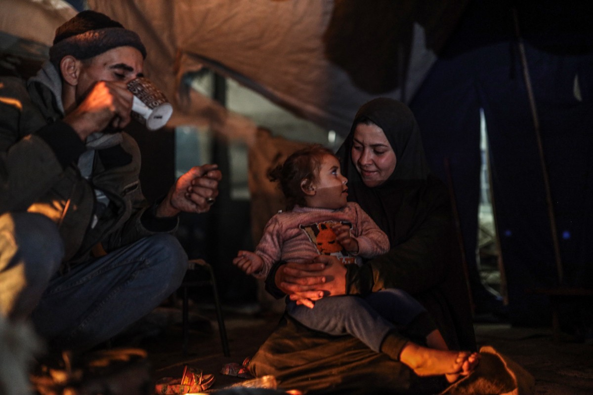 عائلات نازحة تتجمع حول النار للتدفئة في مدينة غزة في ظل الأجواء الباردة، 30 ديسمبر/كانون الأول 2025. تصوير: عمر أشتوي
