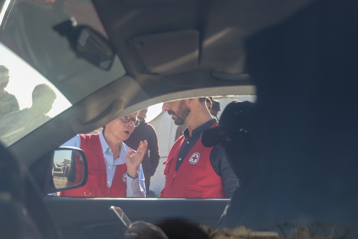 تُجري كتائب القسام واللجنة الدولية للصليب الأحمر ووفد مصري جهود بحث لانتشال جثث أسرى إسرائيليين في جباليا شمال قطاع غزة في الأول من ديسمبر/كانون الأول 2025