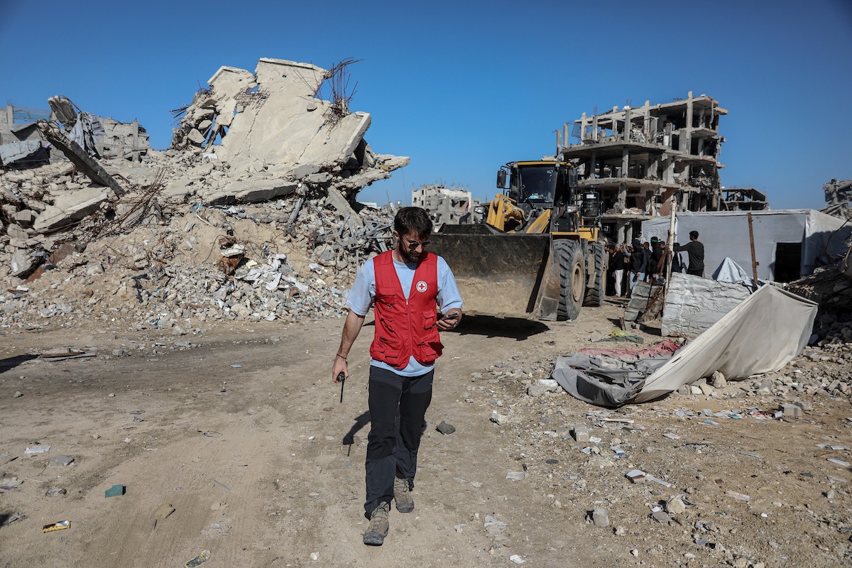 تُجري كتائب القسام واللجنة الدولية للصليب الأحمر ووفد مصري جهود بحث لانتشال جثث أسرى إسرائيليين في جباليا شمال قطاع غزة في الأول من ديسمبر/كانون الأول 2025