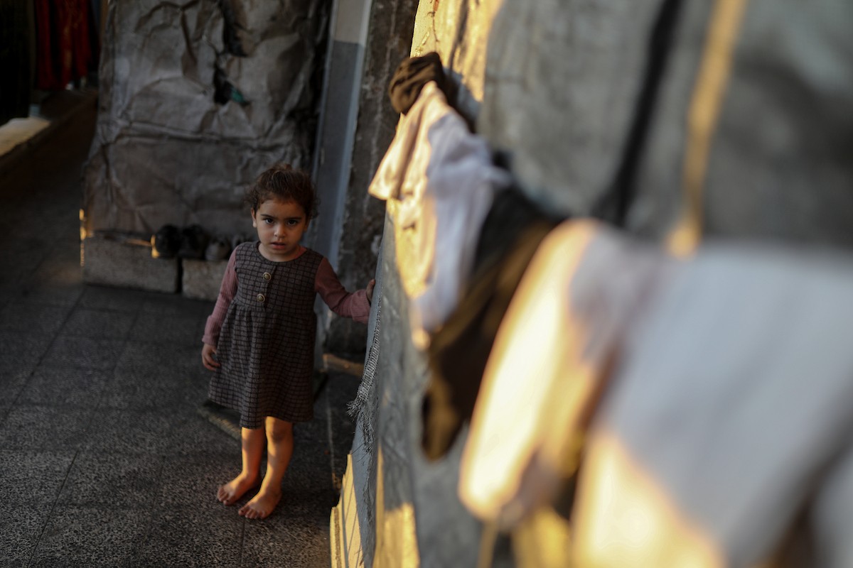 يواصل الفلسطينيون حياتهم اليومية في ظل ظروف صعبة في مدارس الأونروا بمدينة غزة في الأول من ديسمبر/كانون الأول 2025