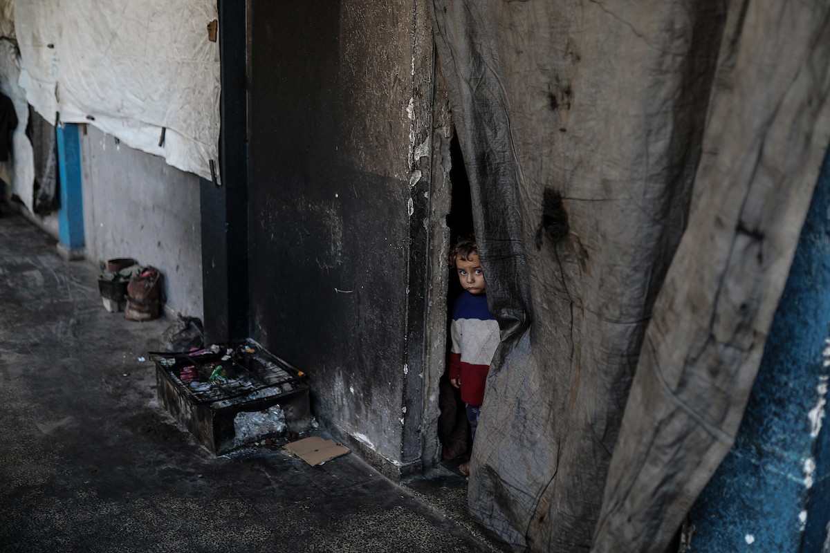 يواصل الفلسطينيون حياتهم اليومية في ظل ظروف صعبة في مدارس الأونروا بمدينة غزة في الأول من ديسمبر/كانون الأول 2025