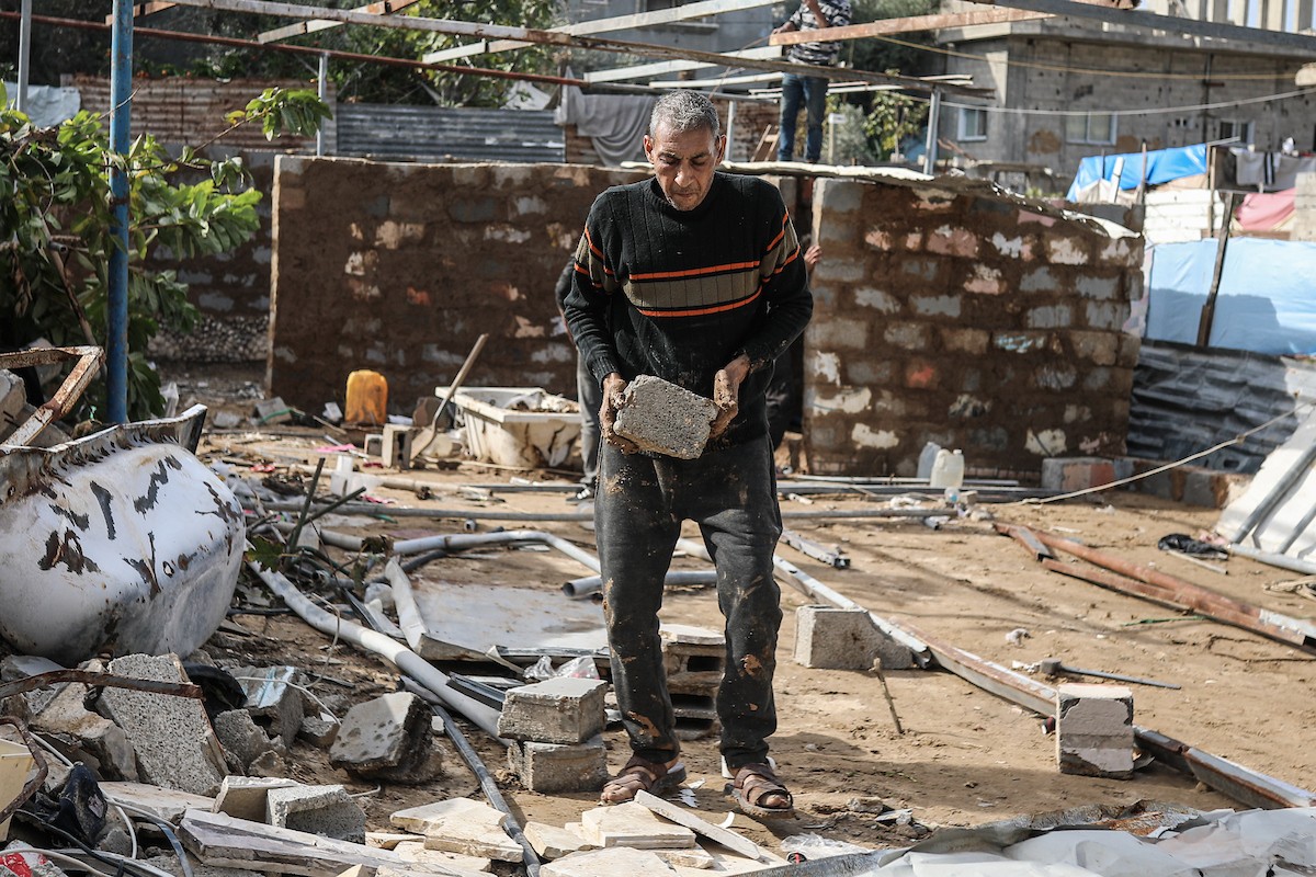 الفلسطيني أحمد المبحوح، مريض سرطان، يبني منزلاً طينياً بيديه في مخيم البريج للاجئين وسط قطاع غزة، 15 ديسمبر/كانون الأول 2025. عدسة: رمزي أبو عامر