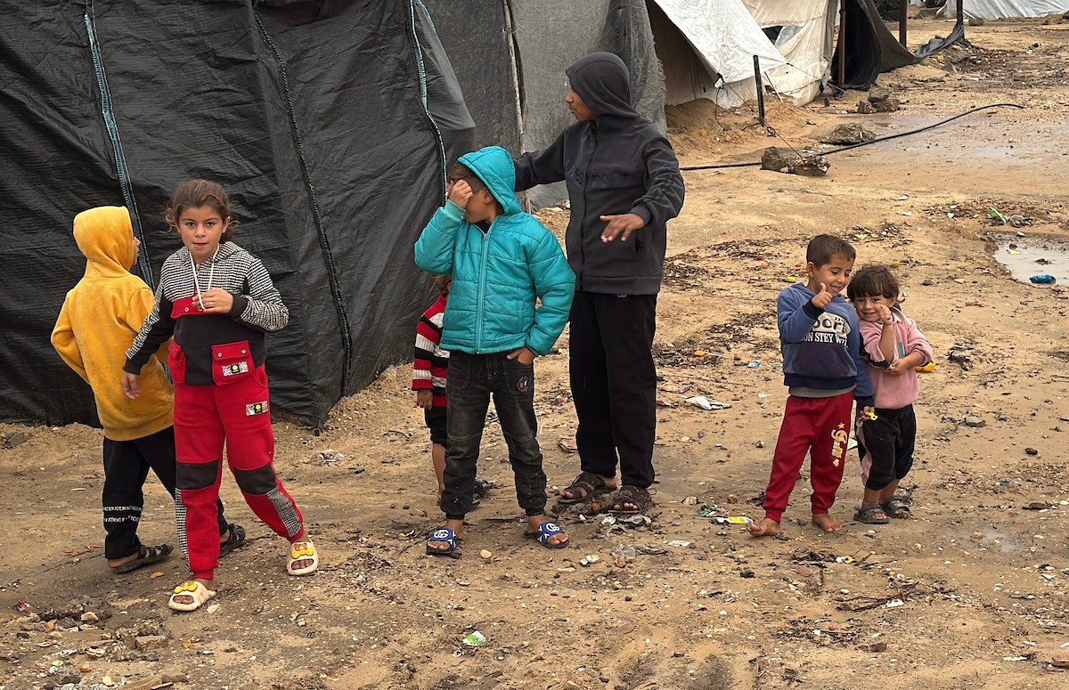 يُعاني الفلسطينيون من الفيضانات التي أعقبت هطول أمطار غزيرة على دير البلح