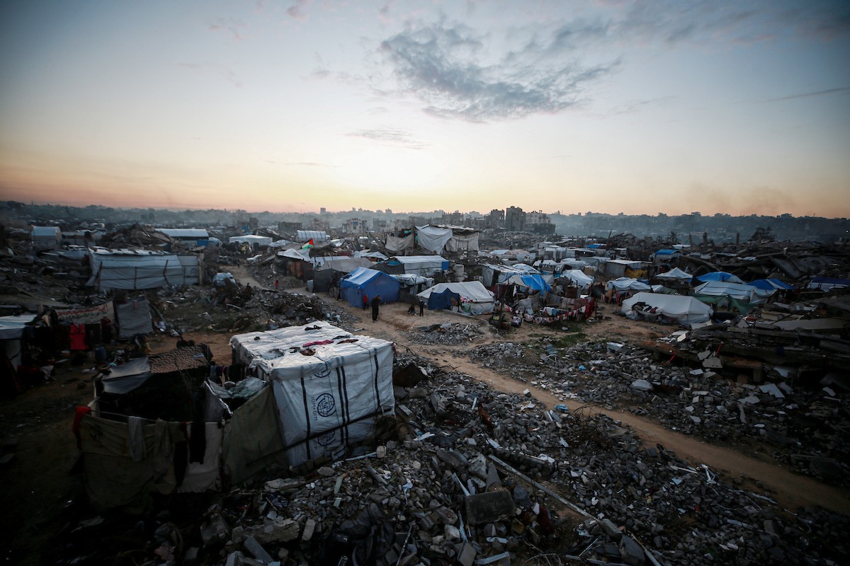 يحاول الفلسطينيون الحفاظ على حياتهم اليومية في مبانٍ مدمرة جزئيًا بعد أن غمرت الأمطار الغزيرة الخيام التي تؤوي نازحين في جباليا، شمال قطاع غزة، في 14 ديسمبر/كانون الأول 2025. صور: عمر أشتوي