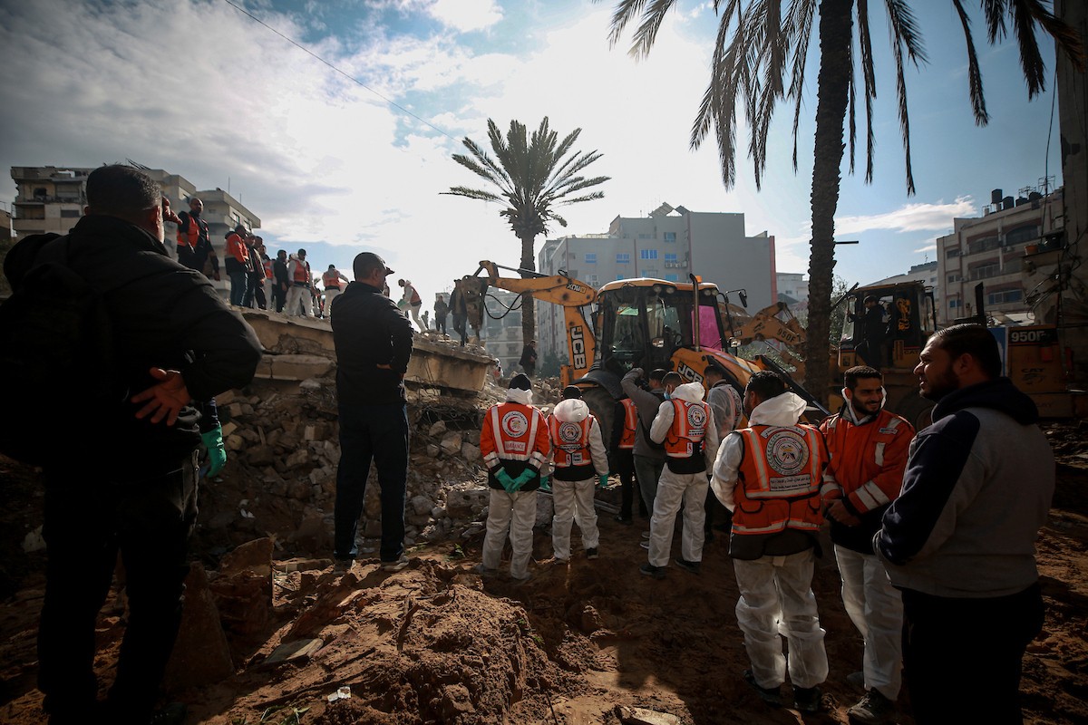 تواصل فرق الدفاع المدني، مستخدمةً آليات مصرية ثقيلة، عمليات البحث للوصول إلى جثث الفلسطينيين الذين سقطوا في هجمات إسرائيلية والمدفونين تحت الأنقاض في مدينة غزة، في 15 ديسمبر/كانون الأول 2025