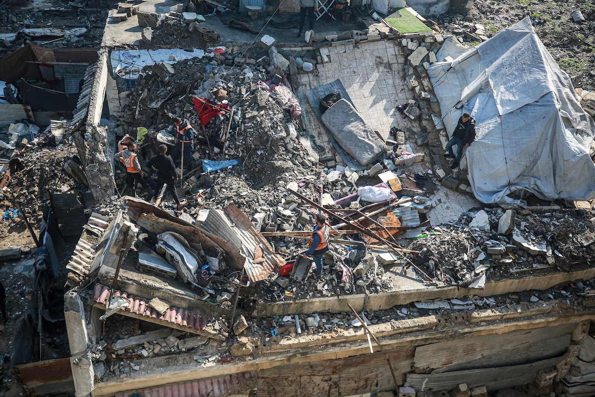 عمليات بحث وإنقاذ في مبنى سكني انهار في مخيم الشاطئ، مدينة غزة، 16 ديسمبر/كانون الأول 2025. صورة: عمر أشتوي