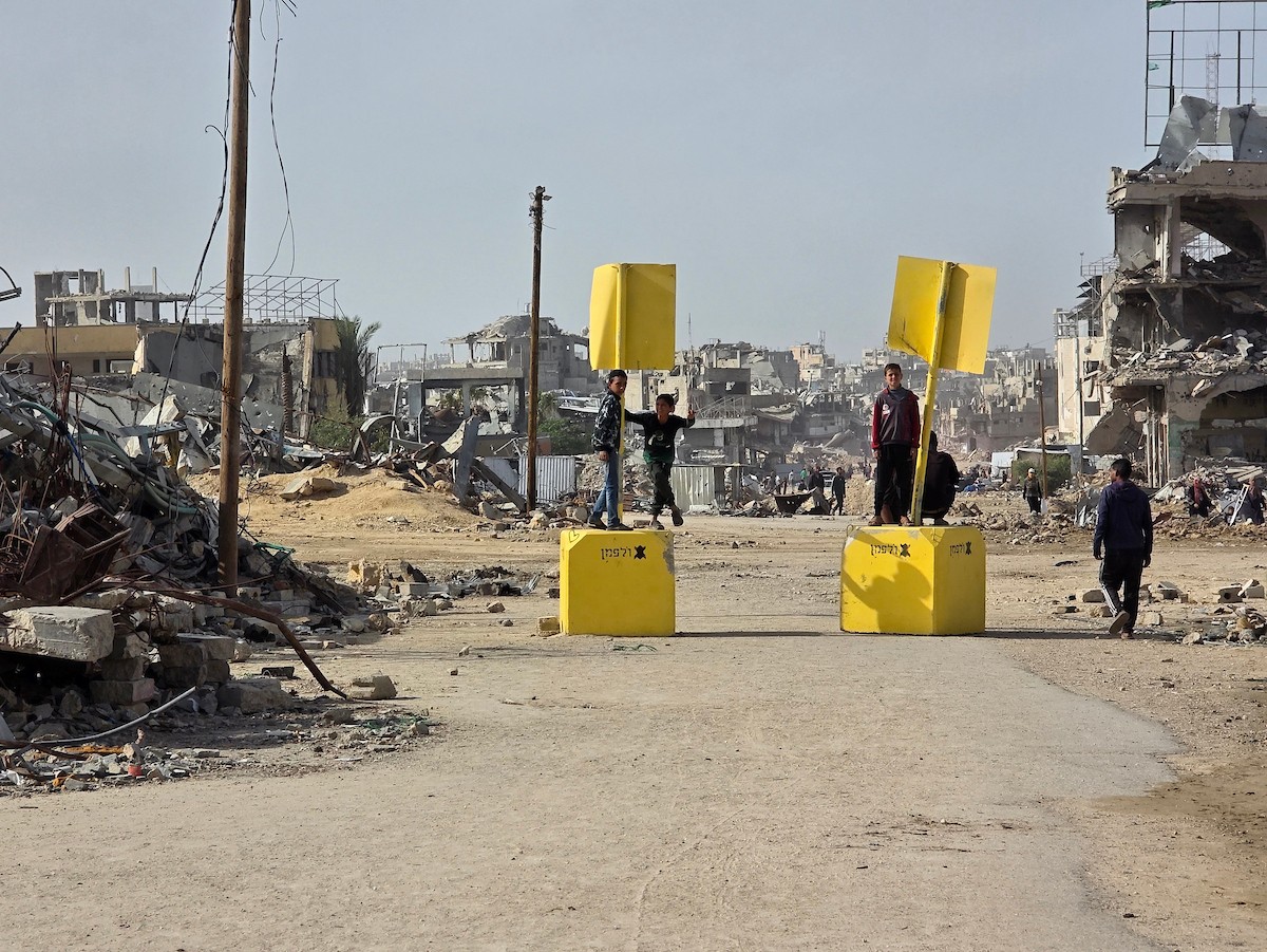 الجيش الإسرائيلي يعيد وضع الكتل الخرسانية الصفراء المُستخدمة لترسيم خط الانسحاب المؤقت داخل قطاع غزة، في بلدة بني سهيلة شرق خان يونس . تصوير: طارق محمد